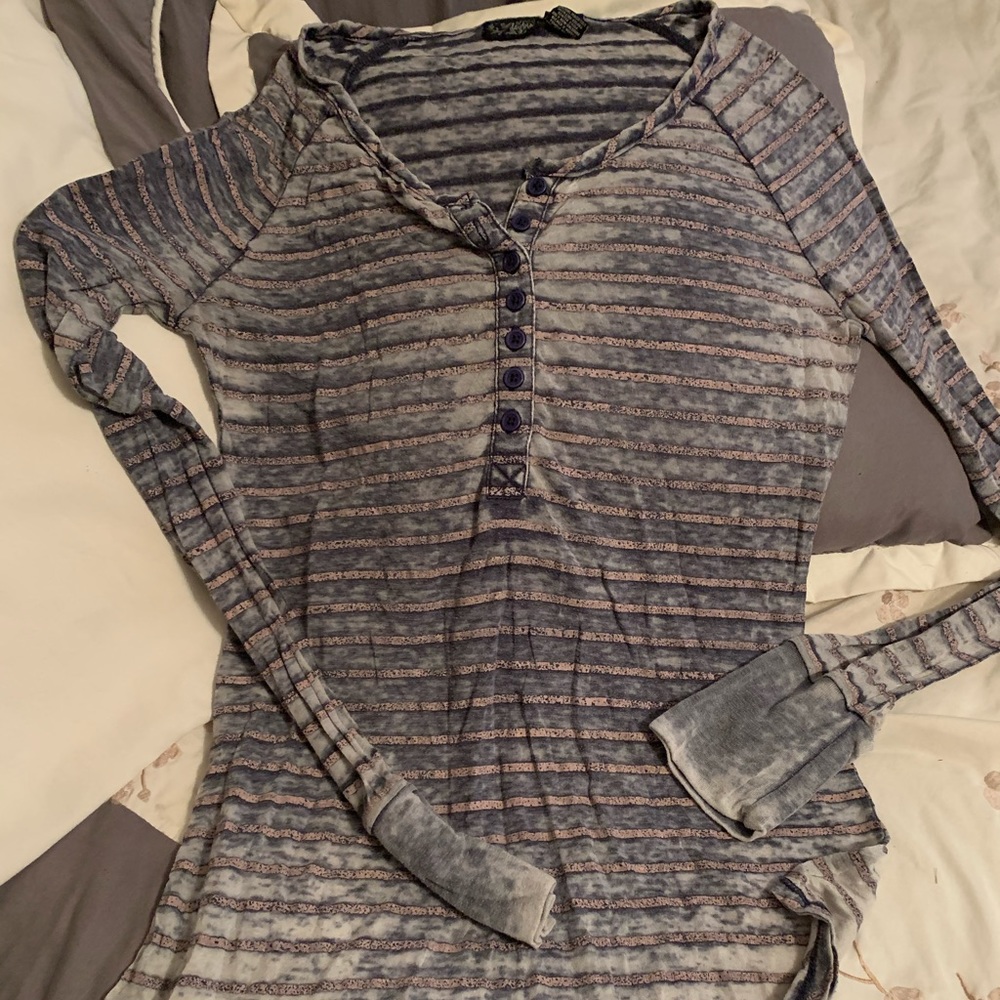 Distressed day trip top!